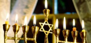 how to light hanukkah candles